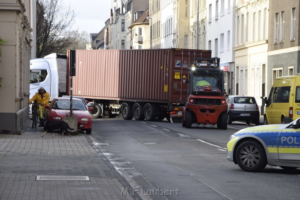 LKW gegen Bruecke wegen Rettungsgasse Koeln Muelheim P71.JPG - Miklos Laubert